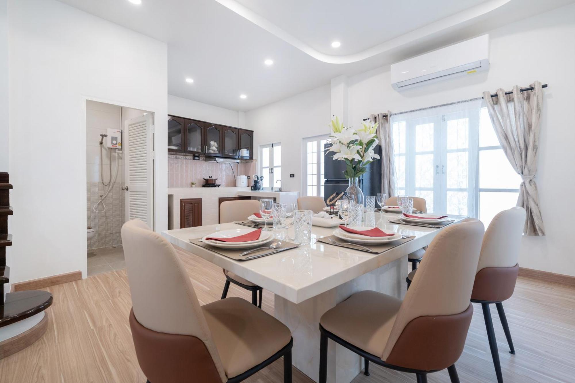 4 Bedroom W Jacuzzi At * Patong