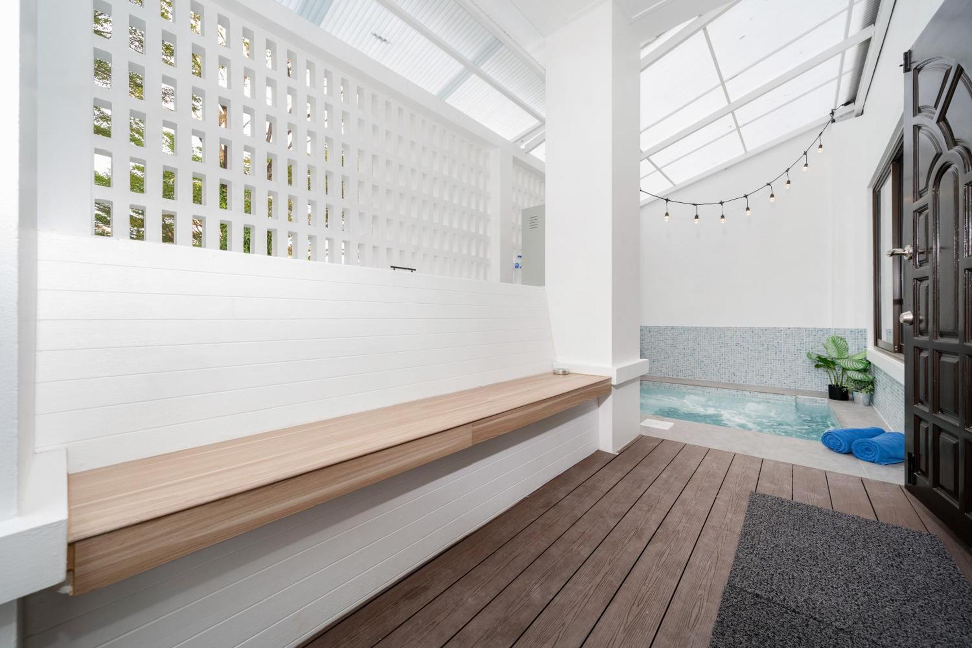 4 Bedroom W Jacuzzi At Villa *