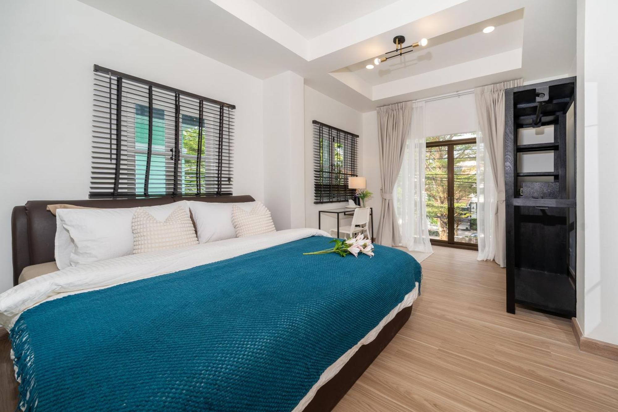 4 Bedroom W Jacuzzi At Villa