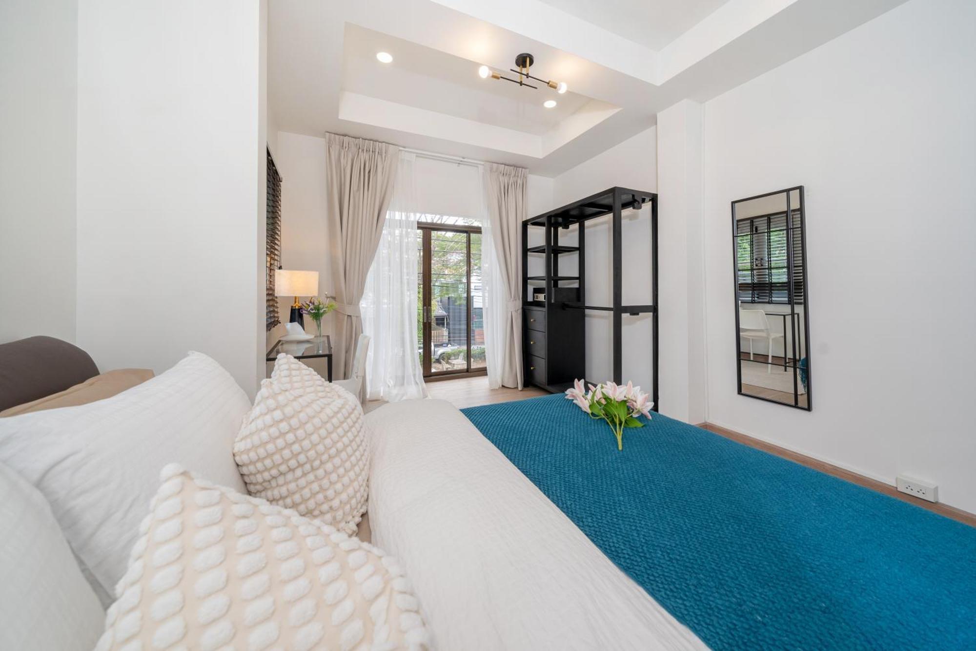 4 Bedroom W Jacuzzi At Villa *